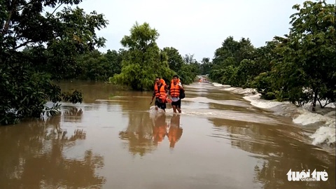 Chiến sĩ đu dây đưa người dân thoát lũ ở Tây Nguyên - Ảnh 8. Chiến sĩ đu dây đưa người dân thoát lũ ở Tây Nguyên - Ảnh 8.