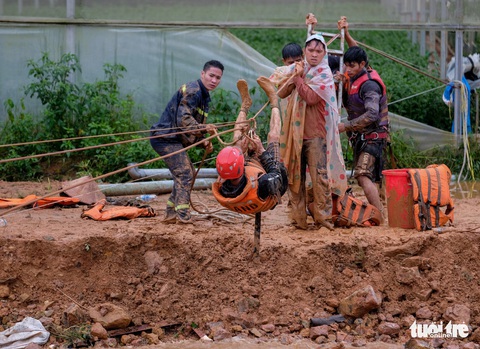 Đu dây giải cứu 41 người bị kẹt trong lũ ở Lâm Đồng - Ảnh 3. Đu dây giải cứu 41 người bị kẹt trong lũ ở Lâm Đồng - Ảnh 3.