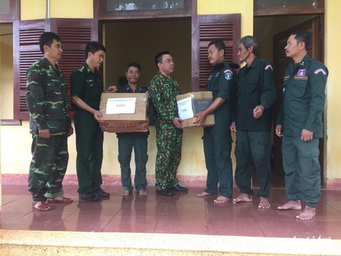 Chiến sĩ đu dây đưa người dân thoát lũ ở Tây Nguyên - Ảnh 14. Chiến sĩ đu dây đưa người dân thoát lũ ở Tây Nguyên - Ảnh 14.