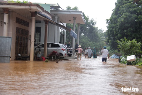 Chiến sĩ đu dây đưa người dân thoát lũ ở Tây Nguyên - Ảnh 13. Chiến sĩ đu dây đưa người dân thoát lũ ở Tây Nguyên - Ảnh 13.