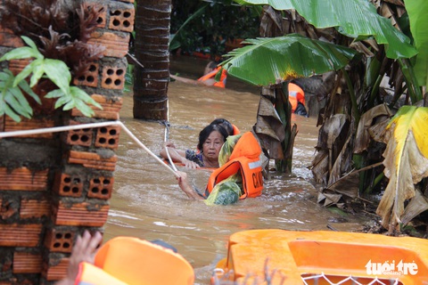 Chiến sĩ đu dây đưa người dân thoát lũ ở Tây Nguyên - Ảnh 7. Chiến sĩ đu dây đưa người dân thoát lũ ở Tây Nguyên - Ảnh 7.