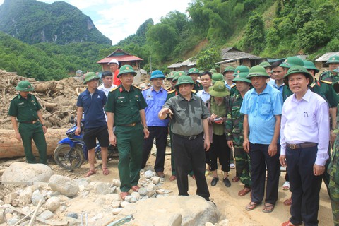 Ông Phạm Minh Chính: Sớm tái định cư cho bà con Xa Ná mất nhà do lũ - Ảnh 2. Ông Phạm Minh Chính: Sớm tái định cư cho bà con Xa Ná mất nhà do lũ - Ảnh 2.