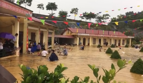 Trường chìm trong nước, hàng trăm thầy cô mò tìm 120 xe máy - Ảnh 2. Trường chìm trong nước, hàng trăm thầy cô mò tìm 120 xe máy - Ảnh 2.