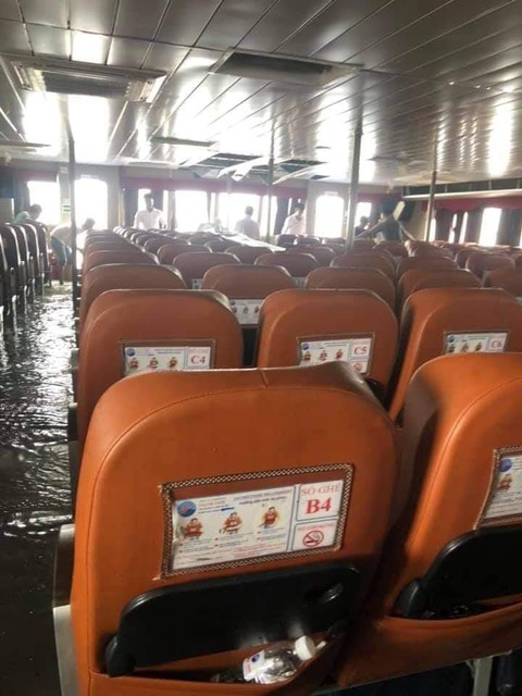 Phà cao tốc bị sóng đánh vỡ tan kính, phải khẩn cấp quay lại bờ - Ảnh 1. Phà cao tốc bị sóng đánh vỡ tan kính, phải khẩn cấp quay lại bờ - Ảnh 1.