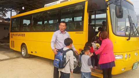 Đưa đón học sinh: Không chỉ trách nhiệm mà phải tận tâm - Ảnh 1. Đưa đón học sinh: Không chỉ trách nhiệm mà phải tận tâm - Ảnh 1.