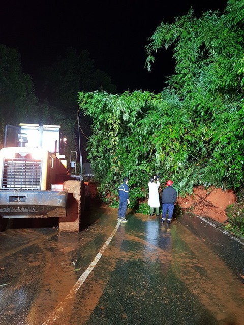 Đèo Bảo Lộc sạt lở 6 điểm, kẹt xe đông cứng gần 25km - Ảnh 5. Đèo Bảo Lộc sạt lở 6 điểm, kẹt xe đông cứng gần 25km - Ảnh 5.