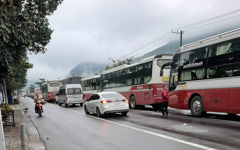 Đèo Bảo Lộc sạt lở 6 điểm, kẹt xe đông cứng gần 25km - Ảnh 4. Đèo Bảo Lộc sạt lở 6 điểm, kẹt xe đông cứng gần 25km - Ảnh 4.
