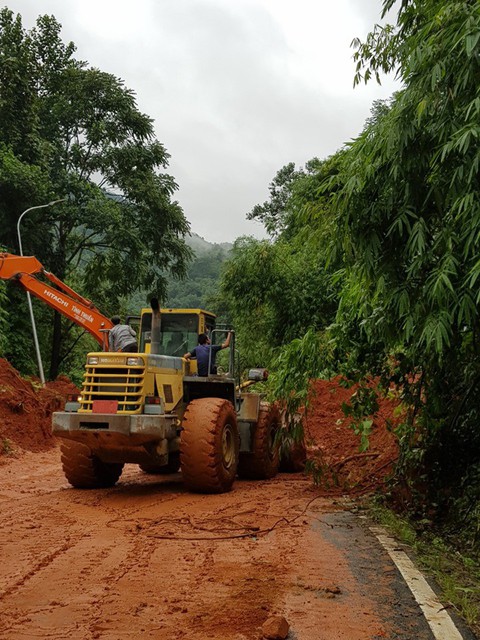 Đèo Bảo Lộc sạt lở 6 điểm, kẹt xe đông cứng gần 25km - Ảnh 3. Đèo Bảo Lộc sạt lở 6 điểm, kẹt xe đông cứng gần 25km - Ảnh 3.
