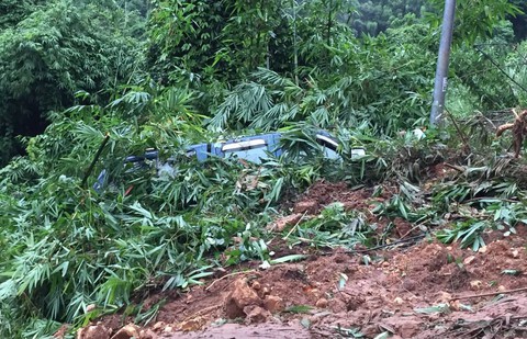 Đèo Bảo Lộc sạt lở 6 điểm, kẹt xe đông cứng gần 25km - Ảnh 6. Đèo Bảo Lộc sạt lở 6 điểm, kẹt xe đông cứng gần 25km - Ảnh 6.