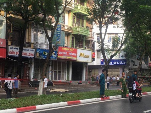 Tông vào cây đổ trên đường, nam thanh niên chết tại chỗ - Ảnh 1. Tông vào cây đổ trên đường, nam thanh niên chết tại chỗ - Ảnh 1.