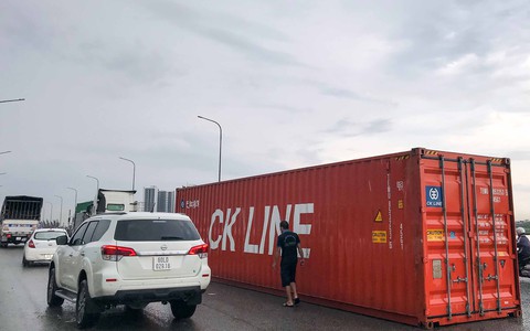 Vì sao thùng container bay trên phố? - Ảnh 3. Vì sao thùng container bay trên phố? - Ảnh 3.