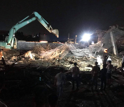 Khởi tố vụ sập giàn giáo cây xăng 1 người chết, 7 người bị thương - Ảnh 1. Khởi tố vụ sập giàn giáo cây xăng 1 người chết, 7 người bị thương - Ảnh 1.