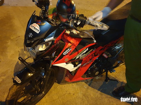 Xe máy đổ dốc cầu vượt Thủ Đức tông đuôi xe tải, 1 người chết - Ảnh 1. Xe máy đổ dốc cầu vượt Thủ Đức tông đuôi xe tải, 1 người chết - Ảnh 1.