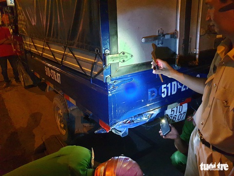 Xe máy đổ dốc cầu vượt Thủ Đức tông đuôi xe tải, 1 người chết - Ảnh 3. Xe máy đổ dốc cầu vượt Thủ Đức tông đuôi xe tải, 1 người chết - Ảnh 3.