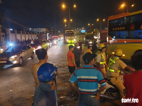 Xe máy đổ dốc cầu vượt Thủ Đức tông đuôi xe tải, 1 người chết - Ảnh 2. Xe máy đổ dốc cầu vượt Thủ Đức tông đuôi xe tải, 1 người chết - Ảnh 2.