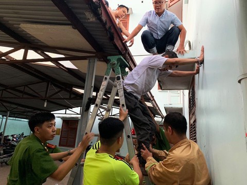 Ngáo đá đi lang thang, ném ximăng trên nóc nhà suốt đêm - Ảnh 2. Ngáo đá đi lang thang, ném ximăng trên nóc nhà suốt đêm - Ảnh 2.