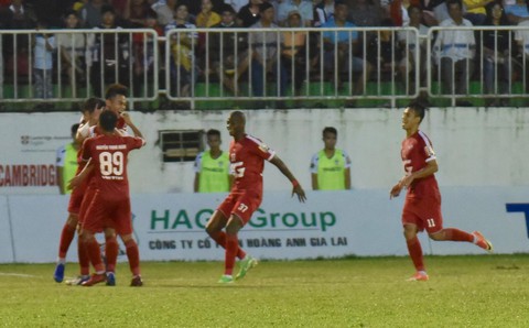 Sân Pleiku: Viettel thắng Hoàng Anh Gia Lai trong trận cầu tranh cãi về trọng tài - Ảnh 1. Sân Pleiku: Viettel thắng Hoàng Anh Gia Lai trong trận cầu tranh cãi về trọng tài - Ảnh 1.