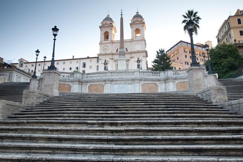 Khách du lịch bị cấm ngồi lên Bậc thang Tây Ban Nha ở Rome - Ảnh 1. Khách du lịch bị cấm ngồi lên Bậc thang Tây Ban Nha ở Rome - Ảnh 1.