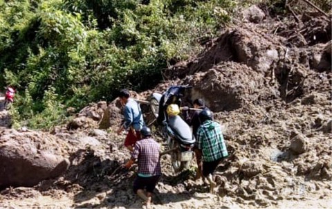 Thầy cô giáo gánh xe máy, lội bùn đến trường chuẩn bị năm học mới - Ảnh 4. Thầy cô giáo gánh xe máy, lội bùn đến trường chuẩn bị năm học mới - Ảnh 4.