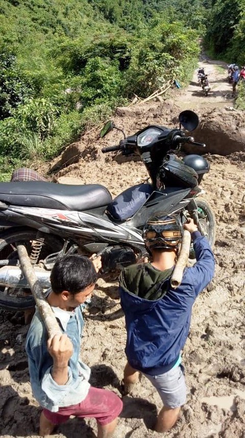 Thầy cô giáo gánh xe máy, lội bùn đến trường chuẩn bị năm học mới - Ảnh 3. Thầy cô giáo gánh xe máy, lội bùn đến trường chuẩn bị năm học mới - Ảnh 3.