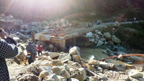 Thầy cô giáo gánh xe máy, lội bùn đến trường chuẩn bị năm học mới - Ảnh 6. Thầy cô giáo gánh xe máy, lội bùn đến trường chuẩn bị năm học mới - Ảnh 6.