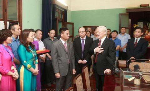 Tổng bí thư, Chủ tịch nước Nguyễn Phú Trọng dâng hương tưởng niệm Chủ tịch Hồ Chí Minh - Ảnh 2. Tổng bí thư, Chủ tịch nước Nguyễn Phú Trọng dâng hương tưởng niệm Chủ tịch Hồ Chí Minh - Ảnh 2.