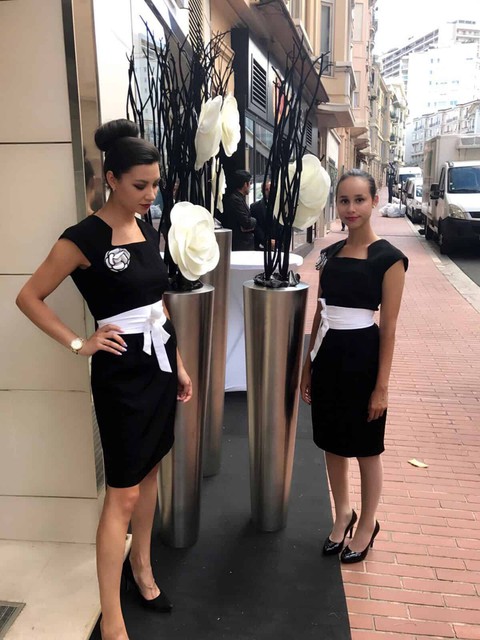 Thế giới hào nhoáng đầy đen tối của nghề tiếp tân - Ảnh 4. Thế giới hào nhoáng đầy đen tối của nghề tiếp tân - Ảnh 4.