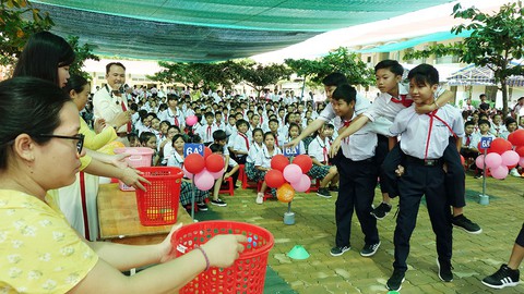Khai giảng, xin đừng bắt học trò lớp 1 đọc vẹt bài phát biểu - Ảnh 1. Khai giảng, xin đừng bắt học trò lớp 1 đọc vẹt bài phát biểu - Ảnh 1.