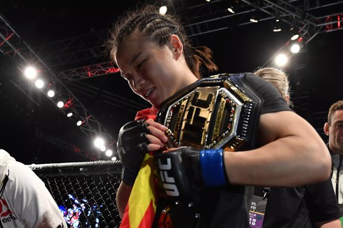 Knock-out đối thủ trong 42 giây, Weili Zhang làm nên lịch sử cho võ thuật Trung Quốc - Ảnh 2. Knock-out đối thủ trong 42 giây, Weili Zhang làm nên lịch sử cho võ thuật Trung Quốc - Ảnh 2.