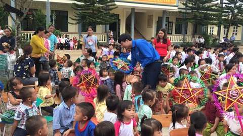 Đem Tết Trung thu đến sớm cho trẻ em vùng lũ Mường Lát - Ảnh 1. Đem Tết Trung thu đến sớm cho trẻ em vùng lũ Mường Lát - Ảnh 1.
