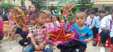 Đem Tết Trung thu đến sớm cho trẻ em vùng lũ Mường Lát - Ảnh 2. Đem Tết Trung thu đến sớm cho trẻ em vùng lũ Mường Lát - Ảnh 2.
