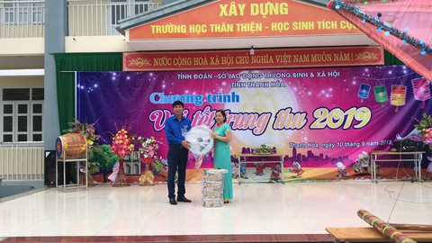 Đem Tết Trung thu đến sớm cho trẻ em vùng lũ Mường Lát - Ảnh 6. Đem Tết Trung thu đến sớm cho trẻ em vùng lũ Mường Lát - Ảnh 6.