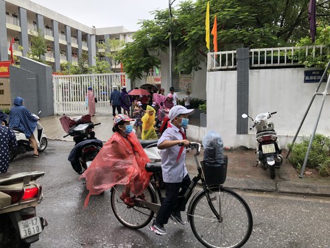 Người dân quanh nhà máy Rạng Đông cố bám trụ nhưng ngủ không yên - Ảnh 1. Người dân quanh nhà máy Rạng Đông cố bám trụ nhưng ngủ không yên - Ảnh 1.