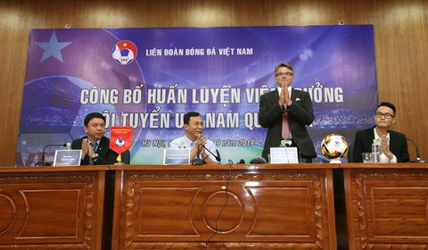 HLV Philippe Troussier: Tôi cũng giống trợ lý của ông Park Hang Seo - Ảnh 1. HLV Philippe Troussier: Tôi cũng giống trợ lý của ông Park Hang Seo - Ảnh 1.