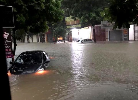 Hàng loạt ôtô ngâm trong biển nước ở Thái Nguyên - Ảnh 3. Hàng loạt ôtô ngâm trong biển nước ở Thái Nguyên - Ảnh 3.