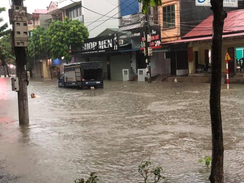 Hàng loạt ôtô ngâm trong biển nước ở Thái Nguyên - Ảnh 5. Hàng loạt ôtô ngâm trong biển nước ở Thái Nguyên - Ảnh 5.