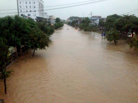 Hàng loạt ôtô ngâm trong biển nước ở Thái Nguyên - Ảnh 8. Hàng loạt ôtô ngâm trong biển nước ở Thái Nguyên - Ảnh 8.