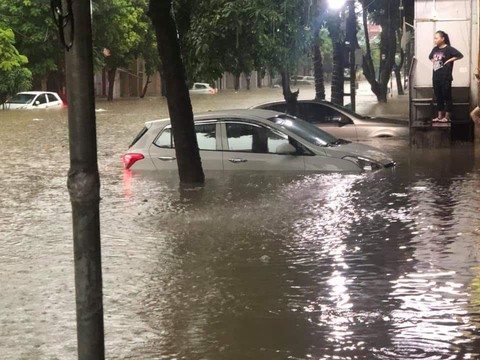 Hàng loạt ôtô ngâm trong biển nước ở Thái Nguyên - Ảnh 1. Hàng loạt ôtô ngâm trong biển nước ở Thái Nguyên - Ảnh 1.