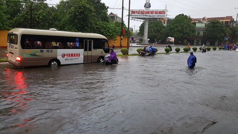 Hàng loạt ôtô ngâm trong biển nước ở Thái Nguyên - Ảnh 4. Hàng loạt ôtô ngâm trong biển nước ở Thái Nguyên - Ảnh 4.