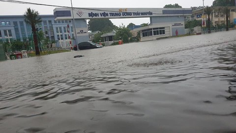 Hàng loạt ôtô ngâm trong biển nước ở Thái Nguyên - Ảnh 6. Hàng loạt ôtô ngâm trong biển nước ở Thái Nguyên - Ảnh 6.