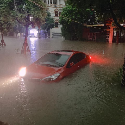 Hàng loạt ôtô ngâm trong biển nước ở Thái Nguyên - Ảnh 10. Hàng loạt ôtô ngâm trong biển nước ở Thái Nguyên - Ảnh 10.