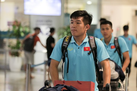 U22 Việt Nam rạng rỡ về nước lúc nửa đêm sau khi đá bại U22 Trung Quốc - Ảnh 4. U22 Việt Nam rạng rỡ về nước lúc nửa đêm sau khi đá bại U22 Trung Quốc - Ảnh 4.