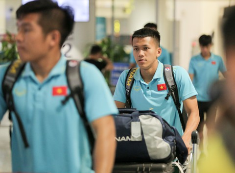 U22 Việt Nam rạng rỡ về nước lúc nửa đêm sau khi đá bại U22 Trung Quốc - Ảnh 2. U22 Việt Nam rạng rỡ về nước lúc nửa đêm sau khi đá bại U22 Trung Quốc - Ảnh 2.