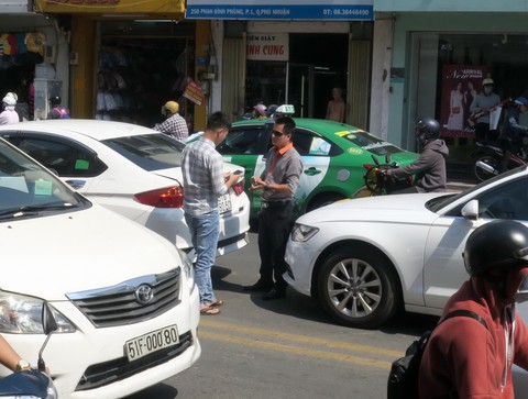 Vụ đập bể kính ôtô vì tiếng còi: Cái sai cá biệt và cái sai từ số đông - Ảnh 1. Vụ đập bể kính ôtô vì tiếng còi: Cái sai cá biệt và cái sai từ số đông - Ảnh 1.
