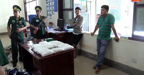 Bắt 15kg chất bột nghi ma túy đá tại cửa khẩu quốc tế Hoa Lư - Ảnh 1. Bắt 15kg chất bột nghi ma túy đá tại cửa khẩu quốc tế Hoa Lư - Ảnh 1.