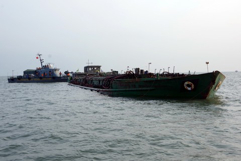 Tạm giữ 12 tàu chở cát chưa rõ nguồn gốc trên biển Vũng Tàu - Ảnh 2. Tạm giữ 12 tàu chở cát chưa rõ nguồn gốc trên biển Vũng Tàu - Ảnh 2.