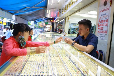 Giá vàng giảm ngày thứ 4 liên tiếp - Ảnh 1. Giá vàng giảm ngày thứ 4 liên tiếp - Ảnh 1.