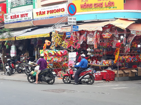Lồng đèn gáo dừa, áo mặt trăng được tìm mua nhiều dịp trung thu - Ảnh 4. Lồng đèn gáo dừa, áo mặt trăng được tìm mua nhiều dịp trung thu - Ảnh 4.