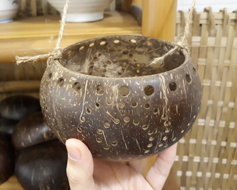 Lồng đèn gáo dừa, áo mặt trăng được tìm mua nhiều dịp trung thu - Ảnh 1. Lồng đèn gáo dừa, áo mặt trăng được tìm mua nhiều dịp trung thu - Ảnh 1.