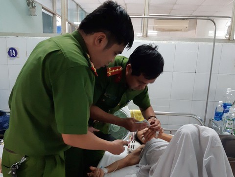 Đà Nẵng: cụ bà mổ cấp cứu được làm CMND ngay trên giường bệnh - Ảnh 1. Đà Nẵng: cụ bà mổ cấp cứu được làm CMND ngay trên giường bệnh - Ảnh 1.